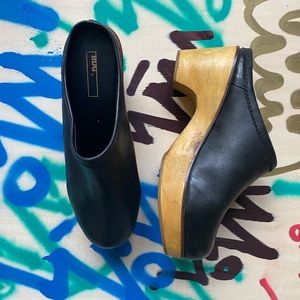 BDG LEATHER WOODEN CLOGS Size 8